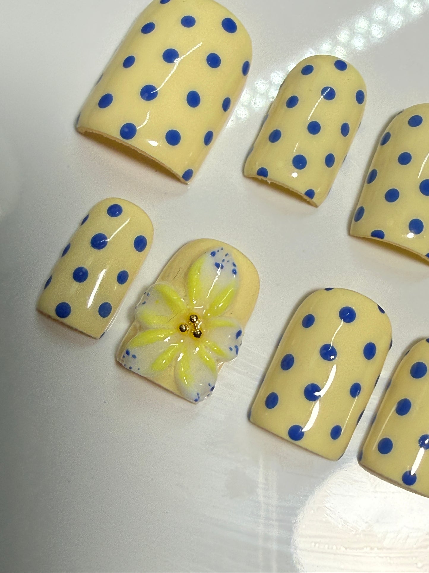 Flower power | Butter Yellow Floral Press-On Nails