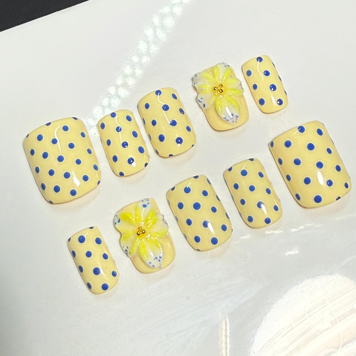 Flower power | Butter Yellow Floral Press-On Nails