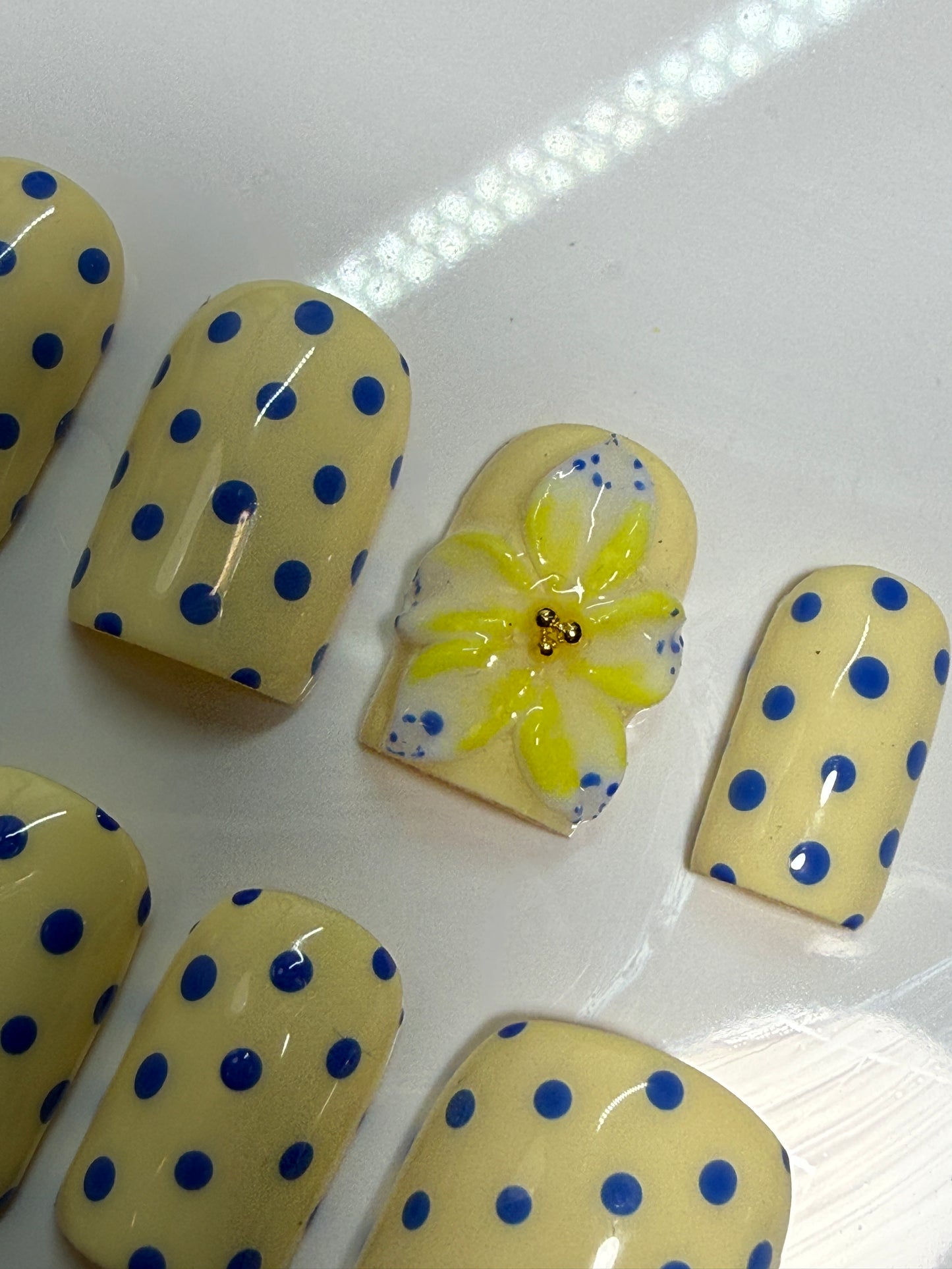 Flower power | Butter Yellow Floral Press-On Nails