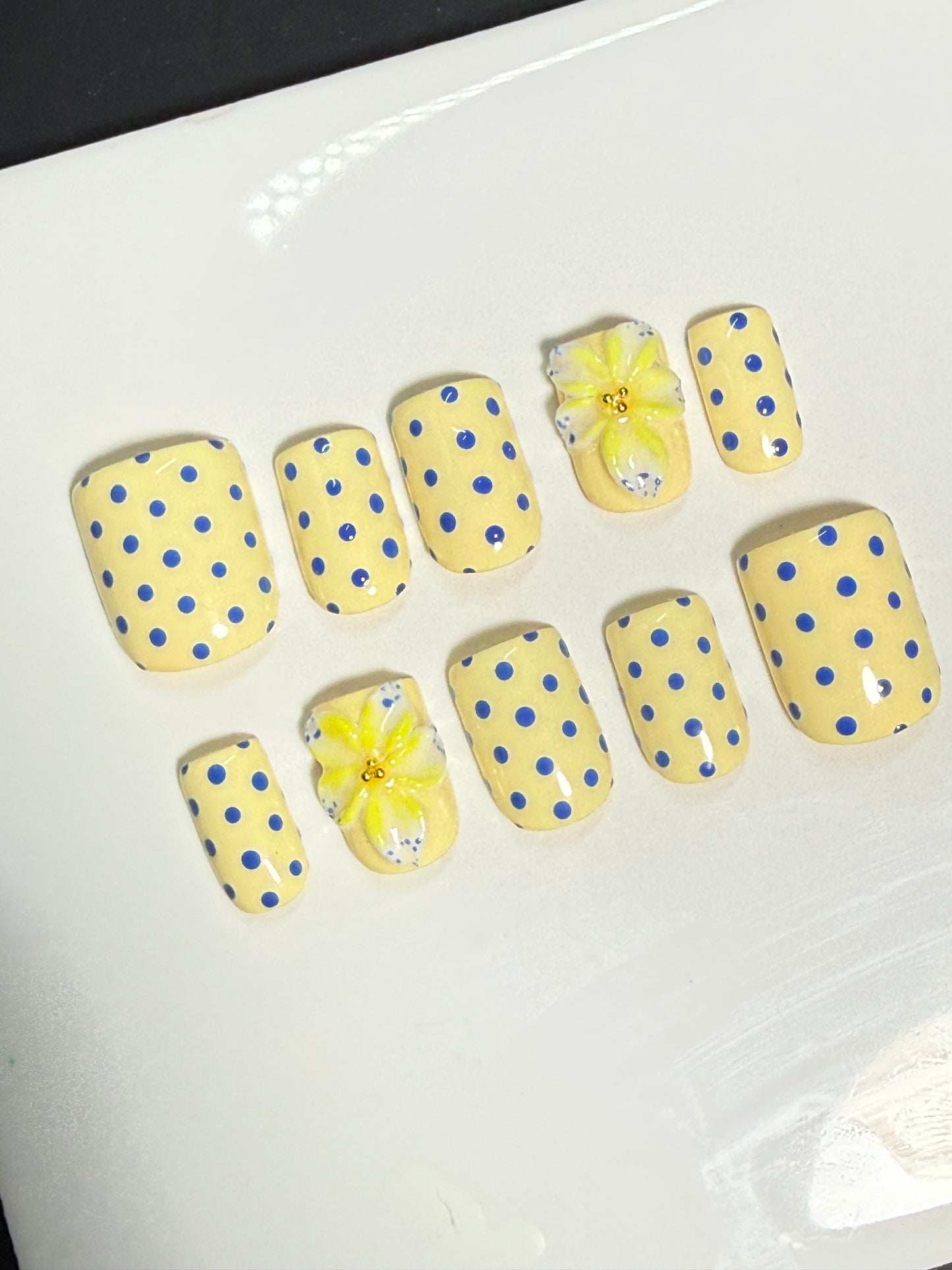 Flower power | Butter Yellow Floral Press-On Nails