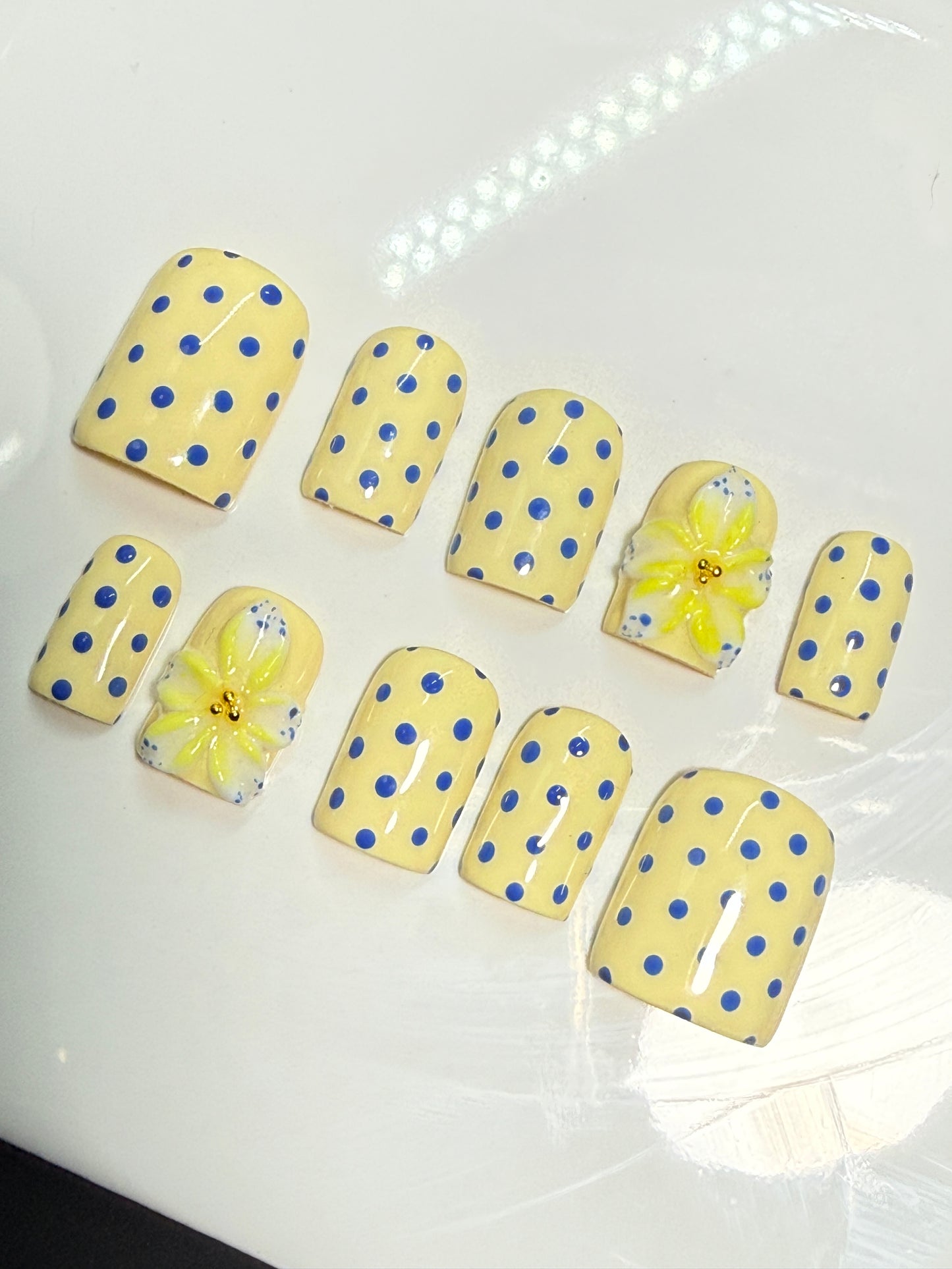Flower power | Butter Yellow Floral Press-On Nails